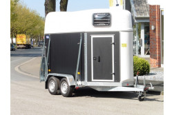 Blyss AMIGO L remorca destinata transportului de cabaline  franata 2000 kg  in 2 axe cu sarcina utila de 1070 kg
 si dimensiuni utile de 340x174x230cm