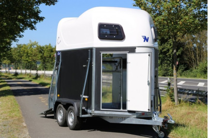 Blyss amigo m - remorca destinata transportului de cabaline 2000 kg  in 2 axe cu sarcina utila de 1135 kg
 si dimensiuni utile de 310x174x230cm