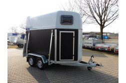 Blyss AMIGO S remorca destinata transportului de cabaline  franata 2000 kg  in 2 axe cu sarcina utila de 1210 kg
 si dimensiuni utile de 310x174x215cm