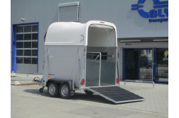 Blyss APART remorca destinata transportului de cabaline  franata 2500 kg
  in 2 axe cu sarcina utila de 1560 kg
 si dimensiuni utile de 310x174x234cm