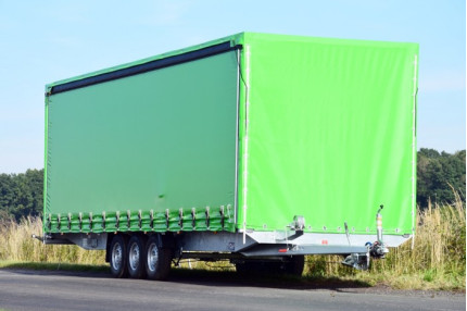 Blyss atlas acoperis cu deschidere - remorca pentru camioane 3500 kg
in 3 axe cu sarcina utila de 1750 kg
si dimensiuni utile de 800x230x220cm