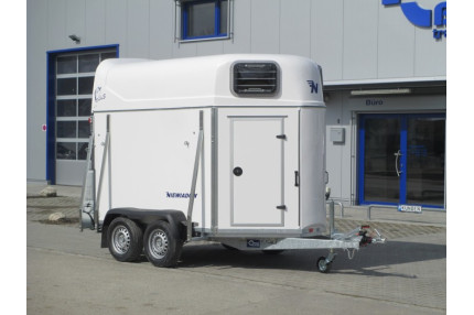 Blyss derby l - remorca destinata transportului de cabaline 2000 kg in 2 axe cu sarcina utila de 1070 kg
si dimensiuni utile de 340x174x230cm