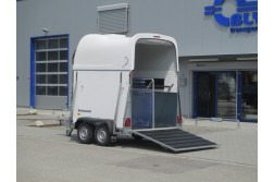 Blyss DERBY M remorca destinata transportului de cabaline  franata 2000 kg  in 2 axe cu sarcina utila de 1135 kg
 si dimensiuni utile de 310x174x230cm