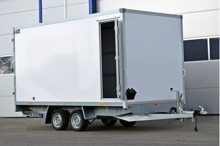 Blyss fc2740htl usi laterale - remorca carosata 2500 kg
  in 2 axe cu sarcina utila de 1500 kg
 si dimensiuni utile de 400x5200x200cm