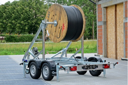 Blyss kt30 - remorca transport utilaje 3000 kg
in 2 axe cu sarcina utila de 2240 kg
si dimensiuni utile de 100-240/260x160cm