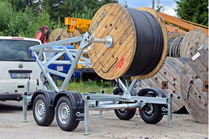 Blyss kt35 - remorca transport utilaje 3500 kg
  in 2 axe cu sarcina utila de 2680 kg
 si dimensiuni utile de 100-240/260x160cm