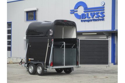 Blyss nero - remorca destinata transportului de cabaline 2500 kg
  in 2 axe cu sarcina utila de 1560 kg
 si dimensiuni utile de 310x174x234cm
