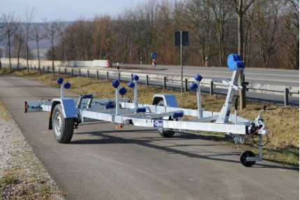 Blyss p1315h - remorca transport barci 1300 kg
cu sarcina utila de 947 kg
si dimensiuni utile de 520-620x250(max)cm