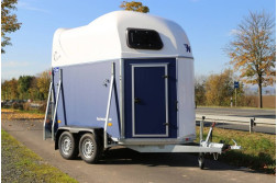 Blyss SAPHIR M remorca destinata transportului de cabaline  franata 2000 kg  in 2 axe cu sarcina utila de 1135 kg
 si dimensiuni utile de 310x174x230cm
