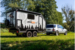 Blyss SPEEDCARAVAN BLACK ROAD remorca Caravana Camping franata 2700 kg in 2 axe cu sarcina utila de 680 kg si dimensiuni utile de 400x200x190cm Blyss SPEEDCARAVAN BLACK ROAD remorca Caravana Camping franata 2700 kg in 2 axe cu sarcina utila de 680 kg si dimensiuni utile de 400x200x190cm