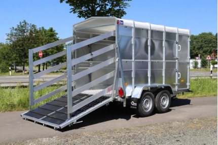 Blyss vt2730 - remorca Auto de transportat animale 2700 kg
  in 2 axe cu sarcina utila de 1834 kg
 si dimensiuni utile de 300x177x186cm