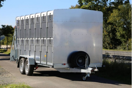 Blyss vt2743 - remorca Auto de transportat animale 2700kg
  in 2 axe cu sarcina utila de 1606 kg si dimensiuni utile de 430x177x186cm