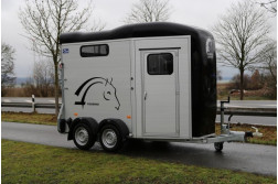 Blyss Cheval Liberte Touring Country remorca destinata transportului de cabaline  nefranata 2600 kg  in 2 axe cu sarcina utila de 1775 kg si dimensiuni utile de 320x167x235cm