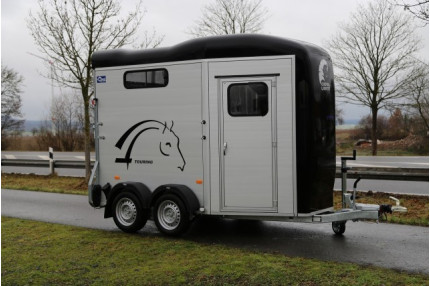 Blyss cheval liberte touring country - remorca destinata transportului de cabaline 2000 kg  in 2 axe cu sarcina utila de 1070 kg
 si dimensiuni utile de 340x174x230cm