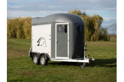 Blyss GOLD ORIGIN PREMIUM remorca destinata transportului de cabaline  nefranata 2000 kg  in 2 axe cu sarcina utila de 1300 kg si dimensiuni utile de 328x167x230cm